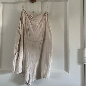 Linen Blend Romper with Adjustable Straps and Lots of Pockets - size Large NWOT